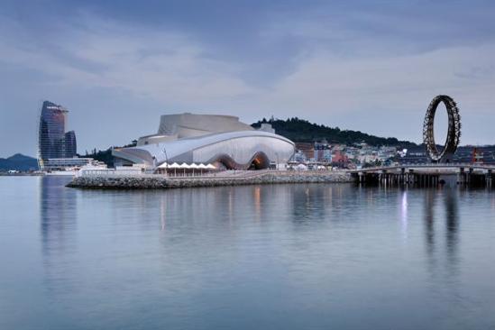 The kinetic fa?ade of One Ocean, the Theme Pavilion by Vienna-based Soma, comprises 108 lamellas.