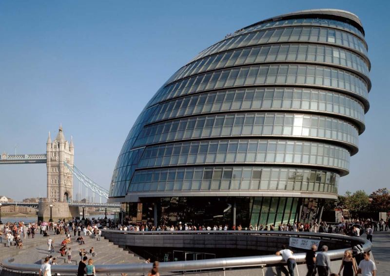 The curved structure and skin of Foster + Partners' Greater London Authority City Hall enhances the building's efficiency. A northern orientation allows for transparency-and good views to the plaza and river.