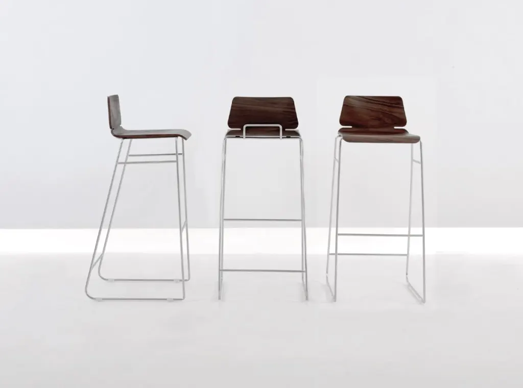 Form barstool



Zeitraum Mobelm distributed by Suite New Yorkwww.suiteny.com

Barstool in molded veneer plywood



Seat in oak, oak-stained black, American cherry, or American walnut



Frame in chrome or matte chrome



17 inches wide by 19 2/3 inches deep by 38 1/2 inches high with a 31 1/2-inch-high seat
