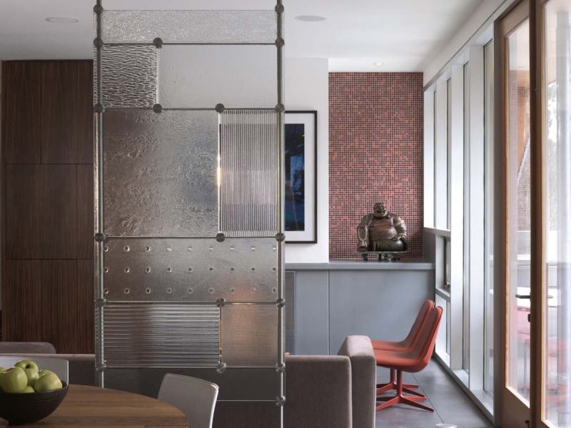 Screen glass partition

Joel Berman Glass Studios

jbermanglass.com

Stands vertically in spaces with 8- to 9-foot ceilings



36 inches wide with nine panels of art glass



Secures by adjusting fixing plates tightly against the floor and ceiling or by screwing them into floor joists and ceiling supports