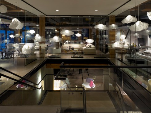 Saitrwell surround with mullionless glass panes