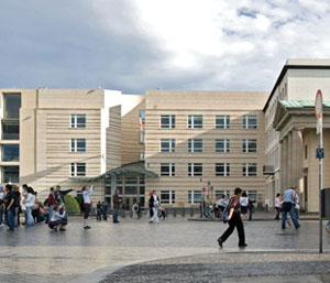 DEU, Berlin, 19.07.2008, Botschaft der Vereinigten Staaten von Amerika,
Berlin, Pariser Platz 2
Fertigstellung: 2008 [�(c)Tomas Riehle/artur architekturbilder agentur, Tel. +49 201 89 09 390, info@arturimages.com; Veroeffentlichung nur gegen Honorar, Urhebervermerk und Beleg / permission required for reproduction, mention of copyright, complimentary copy; Bankverbindung / bank account and sorting code: Postbank Koeln, Konto 3582 05 03, BLZ 370 100 50; IBAN: DE 63 3701 0050 0035 8205 03, BIC: PBNKDEFF, U.St.ID / V.A.T.: DE 811 983 492]

