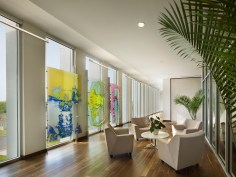 Colorful glass panels welcome visitors and put Bracco Diagnostics brand on display