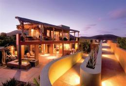 Situated on the Sea of Cortez, this homes garden features a sculptural ramp that ups the ante on accessibility.