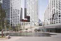 The plazas on the landscaped plinth in Sliced Porosity Block create a pedestrian-scaled urban gathering space for area residents.