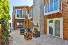 Malibu Road Lindemann Residence: Exterior side courtyard