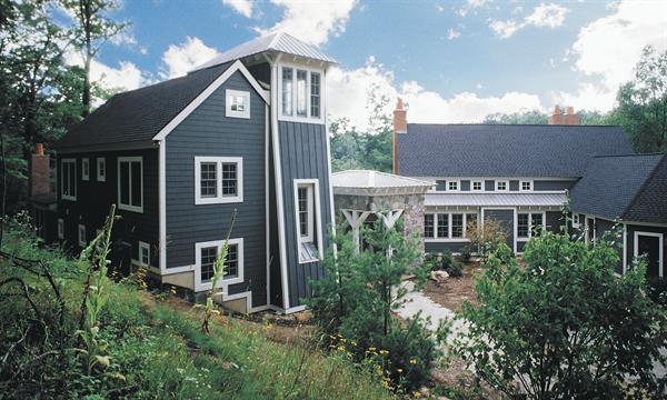 A strolling gallery overlooking a terrace garden links the sleeping house and living house. High ceilings and clerestory windows make interiors bright and expansive.