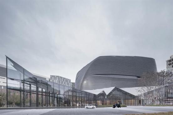 The+gallery+has+to+do+more+than+showcase+model+apartments%2c+it+also+serves+as+a+civic+structure%2c+with+a+plaza+to+attract+area+residents.