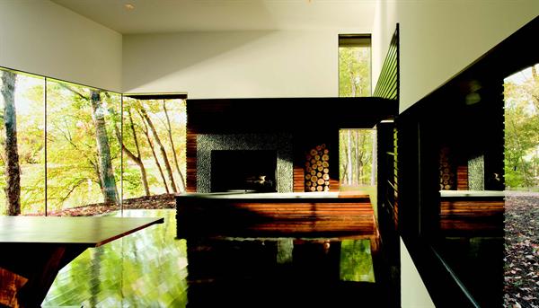 With its abstracted building forms and deftly controlled surfaces matte on the outside, highly polished within this single-purpose building delivers multiple layers of surprise.