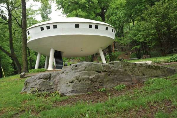 This house looks like a spaceship.