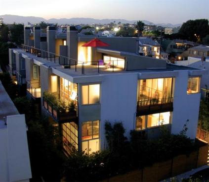 Whether at dusk or during the day, the loft design plays to the light. Movement flows upward through the transparent volume, culminating in a roof terrace.