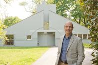 Geoffrey Baer with the Vanna Venturi House.