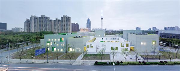 The+low%2c+human-scaled+volumes+that+make+up+the+new+Youth+Center+together+create+a+campus+of+structures+connected+by+courtyards%2c+paved+walkways%2c+and+a+series+of+bridges.