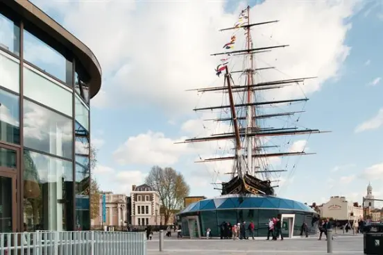 Fully+restored%2c+the+Cutty+Sark+is+now+enclosed+by+a+diagrid+shell+with+glazing+from+Seele%2c+which+meets+the+hull+just+above+the+clipper+ship%27s+waterline.