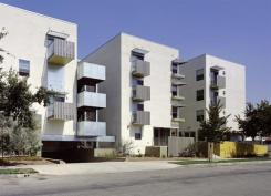A limited budget precluded air-conditioning, so Koning Eizenberg stayed away from double-loaded corridors. Instead, the firm pulled circulation to the exteriors, ensuring that each unit receives cross-ventilating breezes.