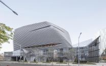 The first floor is a transparent base that 

invites people in; the upper levels house showrooms and are largely windowless.