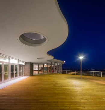 Due+to+severe+hurricane+damage%2c+Kirksey+Architecture+renovated+and+restored+the+Harris+County+Precinct+Two+Sylvan+Beach+Pavilion+to+bring+the+historical+building+back+to+life+after+closing+in+2008.+While+the+restorations+preserve+the+mid-century+modern+designs%2c+the+renovations+enable+it+to+meet+current+coastal+windstorm+requirements.+
