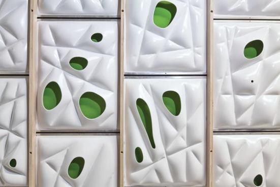 To achieve the desired sound reflection or absorption across a panel surface, HouMinn Practice used a Grasshopper script to help determine the wire placement that would form the topography of the VarVac Wall panels.