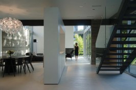 Rame+and+Russell+Hruska%2c+the+principal+architects+of+Intexture+Architect%2c+designed+Tripartite+as+a+three-story+house+to+engage+the+public%27s+view+yet+maintain+the+privacy+of+their+home.+