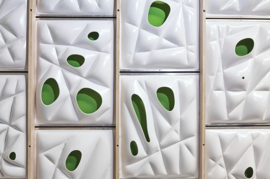 To achieve the desired sound reflection or absorption across a panel surface, HouMinn Practice used a Grasshopper script to help determine the wire placement that would form the topography of the VarVac Wall panels.