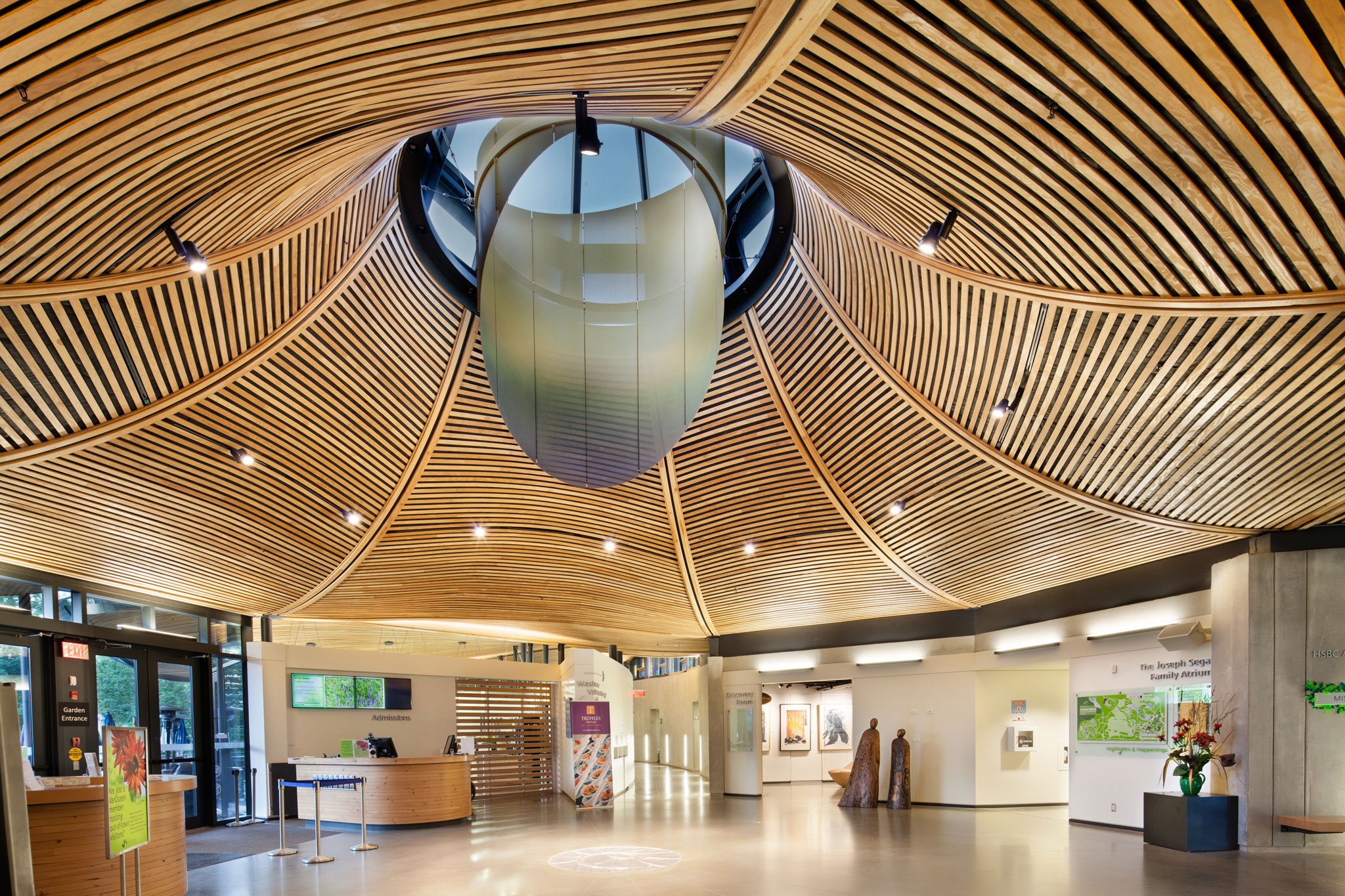 atrium center sports + culture into exchanger heat turn studio atrium 　本　建築　中庭　回廊 Blaser　 アトリウム　Werner 洋書