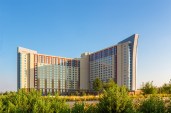 Two new hotels—an 18-story, 340,000 square feet, 500-room hotel tower and a 15-story, 297,000 square feet, 500-room hotel tower—complement and connect to an
existing 12-story, 400-room hotel in a ‘y’ configuration.