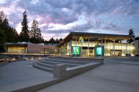 The Vancouver Aquarium Expansion is designed to evoke the flow of water and the wonder of aquatic life. It features a curvilinear architectural design that is clad in color-changing Alucobond aluminum composite material in the Spectra Sakura finish to mimic fish scales in hues ranging from green to pink.