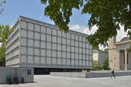 Exterior of the library prior to the renovation.