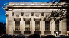 With its new façade lighting, the Daryl Roth Theatre serves as an anchor for the surrounding Union Square neighborhood in New York City.