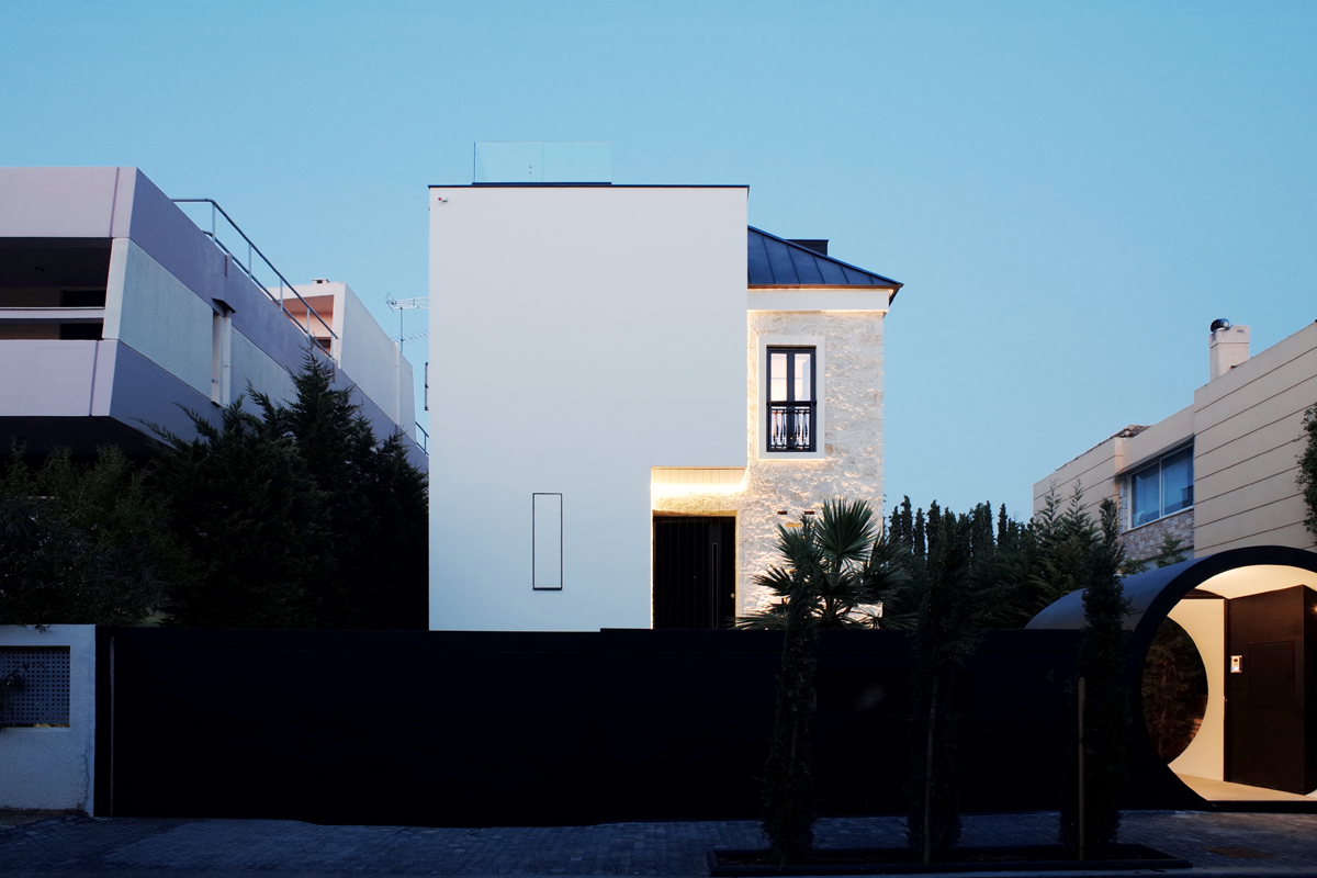 Modern Cantilever House in Morningside: A Unique Dream Home, image size:1200x800