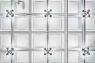 A detail of the ceiling and the lamp clusters.
