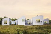 This undulating residence in the Blue Ridge Mountains of Virginia features rooms with alternating uphill and downhill orientations that allow for 360-degree views of the surrounding landscape.