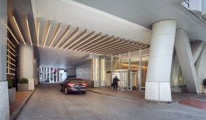 20’ long custom-designed light sticks wrap up and over the renovated drive court.
