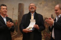 César Pelli (center) receives the Bicentennial Medal in 2010 in Buenos Aires from then- city mayor (and now Argentina's President) Mauricio Macri (left).