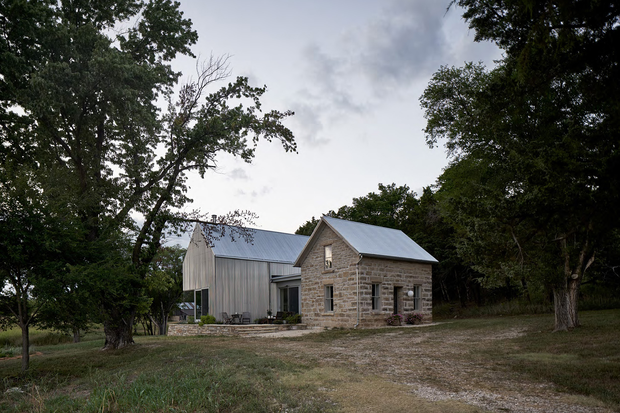 Country home built from 3 houses and limestone, image size:2000x1333