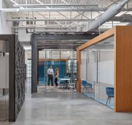 Creation of glass and roofed “boxes” within the larger envelope contribute to the open, light-filled environment, giving employees additional
collaborative and huddle spaces.