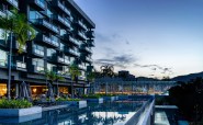 The timber and steel pavilion hovers over the pool framing views to the sea and the hills beyond, also
screens the pool deck from future neighbouring development