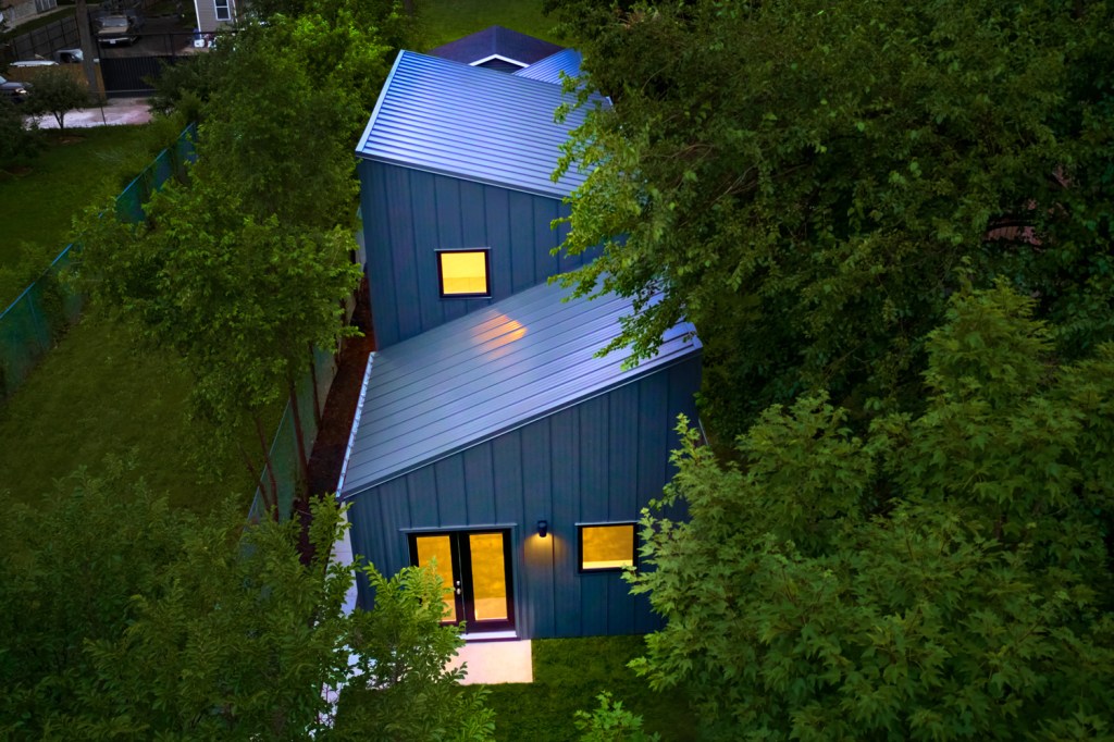 Hem House, by the Chicago-based Future Firm, utilizes a formerly vacant lot in the city’s Garfield Park neighborhood.