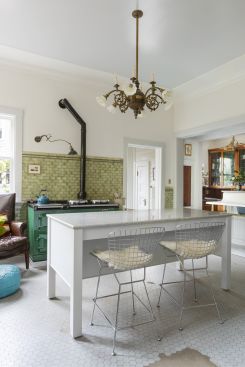 At the salvaged sink, the view of the original china room can be adjusted through sliding windows.