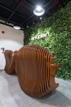 The parametric reception table is made up of 184 distinct pieces of wood. 