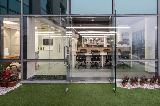The overall design of the premises provides continuous vistas from the office to the terrace and from the terrace to the city.