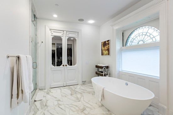 The parent's master bathroom in the home of Tina and John Novogratz and their five kids at 117 8th Avenue in Park Slope, Brooklyn on May 13, 2016. Artist Credit: Mariana Rothen. CREDIT: Dorothy Hong for The Wall Street JournalPhoto Assignment ID: 43626 Slug: BALANCE SHEET-NOVOGRATZ