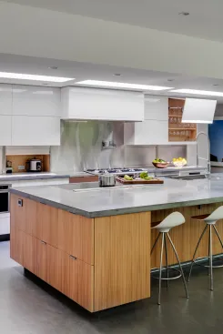 To keep a clean and simple environment, the cabinetry have a bi-fold lift door for easy access and concealment of glassware, while the appliance garages hides the most-used appliances at work-top level . 
