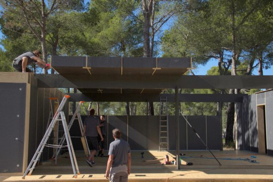 Pop-Up+House+built+with+insulation+blocks+separated+by+wooden+boards