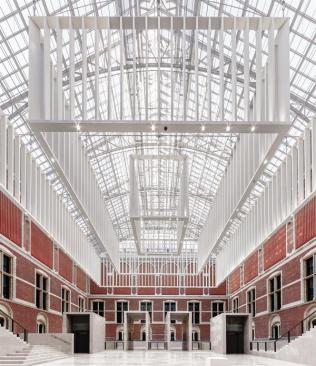 The+western+courtyard+has+four+portals+at+the+far+end+that+echo+the+geometry+of+the+chandelier.