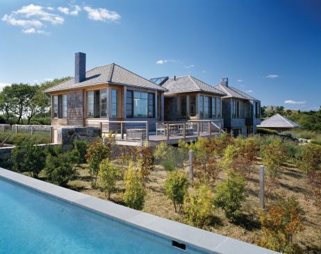 The three hipped volumes, each attuned to different views and light levels, are separated by flat-roofed connections.