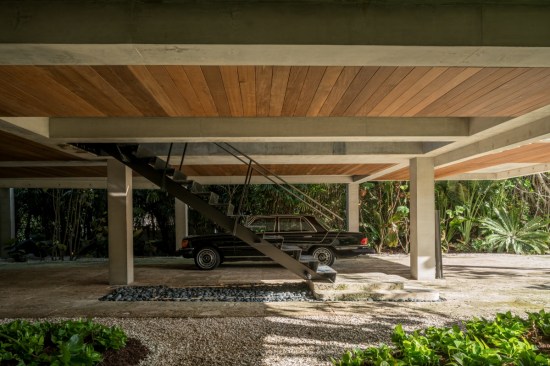 The elevated Prairie House in Miami Beach, Fla., by Rene Gonzalez Architects. Photo by Michael Stavaridis.