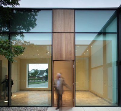 The flush detailing of the glazed screens