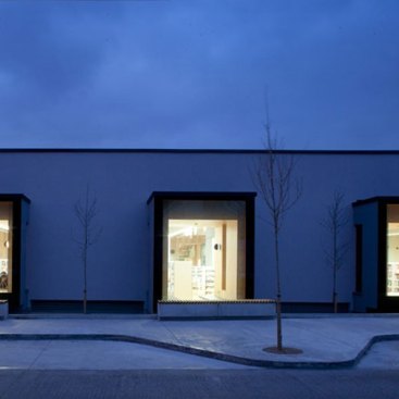 .+The+area+between+the+road+and+the+oriel+windows+is+landscaped+to+provide+a+buffer+zone+with+seating
