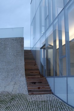 A stair alongside one of the glass volumes leads to the roof.